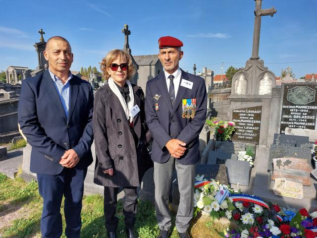 rescapés devant la tombe